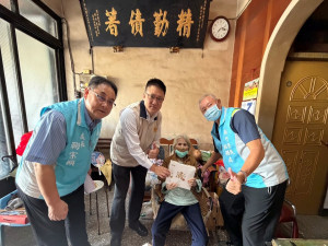 輔導會于大任簡任視察（左二）與新竹榮服處鞠宗顯處長（左一）訪視關懷榮民生活近況。