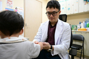 醫生診治。林重鎣