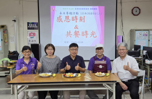 玄奘大學簡紹琦校長(中)、陳光紫教務長(左2)和賴廷彰招生長(右1)。