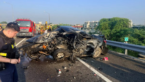 國道6號霧峰出口匝道轎車疑自撞護欄全毀，男駕駛被拋出車外，送醫搶救不治。（圖/陳招宗翻攝）
