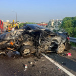 國道6號霧峰出口匝道轎車疑自撞護欄全毀，男駕駛被拋出車外，送醫搶救不治。（圖/陳招宗翻攝）