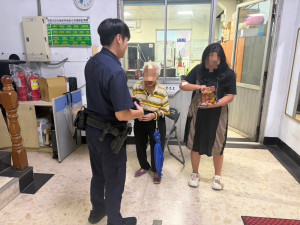 協助迷途婦人及協尋機車，楊梅警暖心協助解危。