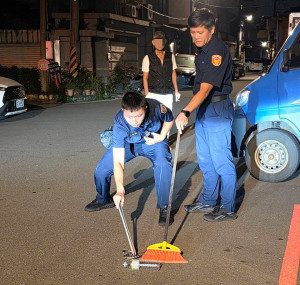 雨傘節深夜現蹤，警民合力請走不速之客，再交由動保人員帶回處理。