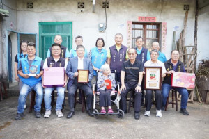 縣長楊文科(前排左三)親自拜訪百歲人瑞，圖為住在橫山的林楊意妹女士。