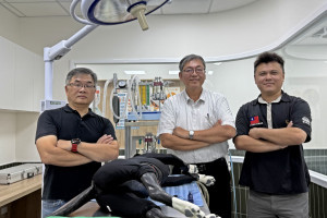 弘光科大動保系導入寵物照護研發學者林育興(中)、動物防疫專家邱垂章(左)、世界寵美冠軍温世誠(右)重磅師資。