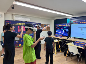 民眾透過VR科技感受沉浸式虛擬遊戲的樂趣。