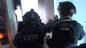 警方追查3個月，會同保大特勤中隊同步攻堅，逮捕販毒集團成員。（圖/陳招宗翻攝）