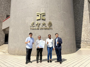 元智大學電機通訊學院院長陳敦裕特聘教授(右一）率領研究團隊，攜手亞東紀念醫院麥令琴醫師（左二）、元智大學資工系主任簡廷因教授（左一）及碩士生Nonduduzo Sphesihle Mdlovu，以AI眼科研究榮獲歐洲眼科醫學會屈光類最佳壁報首獎