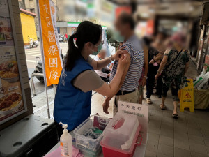 衛生福利部樂生醫院與周邊10處社區里長合作，為65歲以上長者提供便利的疫苗接種服務。照片提供：樂生醫院