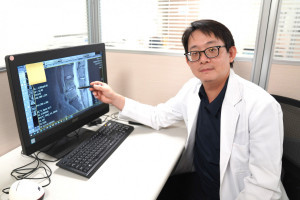 巫智穎醫師說明脊椎融合手術，以骨釘固定維持脊椎穩定，術後追蹤，成功擺脫腰痛。