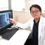 巫智穎醫師說明脊椎融合手術，以骨釘固定維持脊椎穩定，術後追蹤，成功擺脫腰痛。