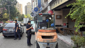 台中市警六分局加強取締堆高機違規上路，今年迄今已舉發40件，將持續執法維護交通安全。（圖/陳招宗翻攝）