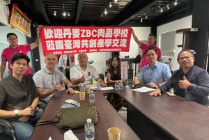 小鮮肉負責人鄭茂祥（中）邀丹麥ZBC肉品專家 Kenneth Lund Hansen來台交流。