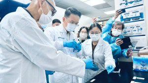 副市長蘇俊賓前往衛生局中壢檢驗大樓參加「食安透視鏡-桃園專業實驗室開箱」活動。