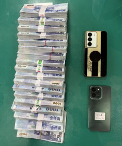 當場新臺幣175萬6千元及犯案手機2支。
