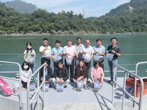 台灣電力公司明潭發電廠16日於明潭下池水庫舉行年度魚苗放流活動。（明潭發電廠提供）