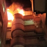 台中東區力行名邸大樓凌晨發生火警，消防疏散83名住戶，救出一名女子送醫，起火原因待查。（圖/讀者提供）