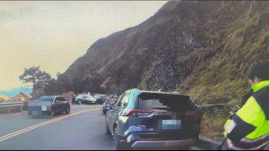 針對武嶺地區假日期間車流及違規停車情形，警方已加強交通疏導及違規取締勤務，以維護山區交通安全。（仁愛警分局提供）
