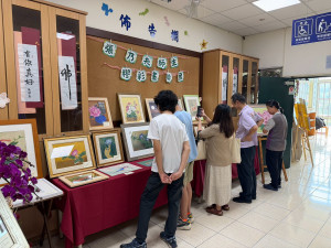 中寮鄉圖書館首度舉辦畫展，並有二場導覽。（蕭美雲提供）