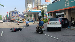 台中北區中清路一段發生連環車禍，造成女騎士擦傷、男子頭暈送醫，肇事駕駛棄車逃逸。（圖/陳招宗翻攝）