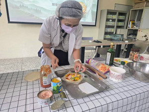 營養師賴瓊麗指導大家做披薩。（ 衛生局提供）