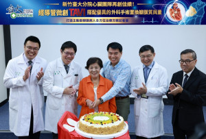 83歲高齡病人林奶奶與家人，在新竹臺大分院洪冠予院長（右二）、吳志成副院長（左二）、臺大醫院林茂欣主任（右一）、主治醫師李志國主任（左一）的陪伴下共同切蛋糕，慶祝重獲健康，見證在地高階心臟醫療的成果。