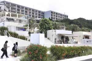 瀨長島因純白階梯式建築群與蔚藍海景，享有「沖繩小希臘」的美譽。市府新聞局提供