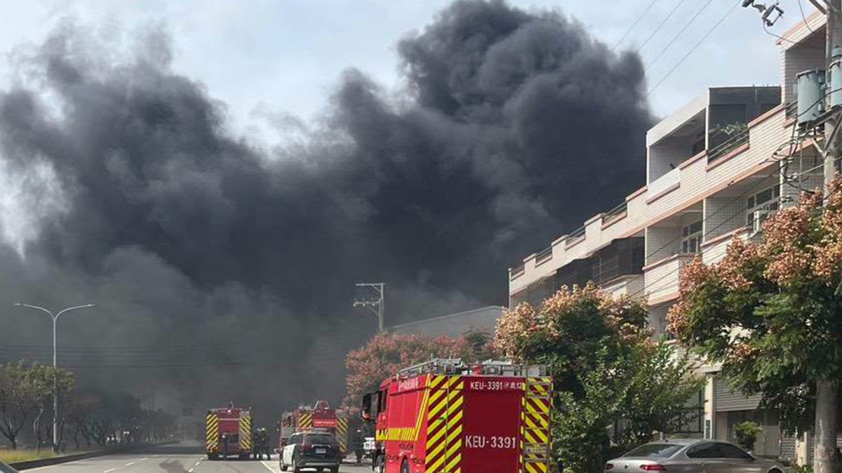 台中清水中清路九段輪胎起火，現場黑煙直竄，消防出動7車15人搶救，警方管制交通。（圖/讀者提供）