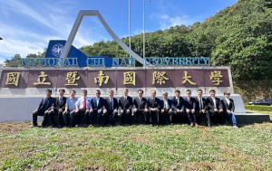 暨大台21線新校碑揭牌，校長武東星偕同前校長蘇玉龍與校內一級主管、師生代表及校友共同見證，象徵暨大通達八方、迎向蓬勃發展的新里程碑。（暨大提供）
