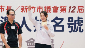 高虹安抽出「1號」，高喊「一棒最強棒，新竹GO Home Run」。