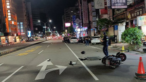 台中太平路與五權路口凌晨發生車禍，轎車撞擊機車後再波及路邊2輛轎車，造成2人受傷送醫。（圖/警方提供）