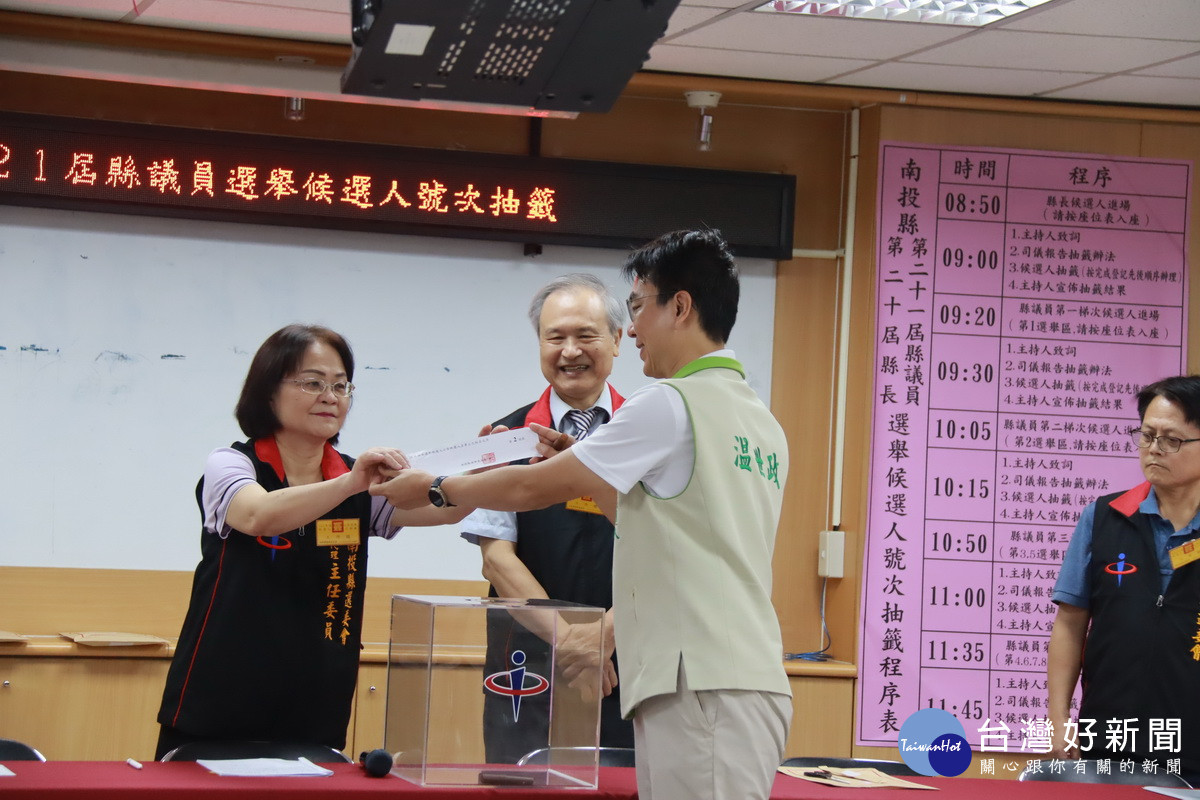 温世政抽到2號比出V字。（記者扶小萍攝）