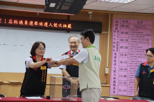 温世政抽到2號比出V字。（記者扶小萍攝）