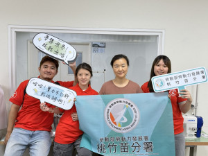 桃竹苗分署訓練師徐彥芬（右2）與身障技能競賽女裝職類金牌王敬珽（左1）、銅牌郭宣妏（左2）及銀牌彭如瑩（右1）合影，分署在基礎及進階女裝職類共奪2金1銀1銅。