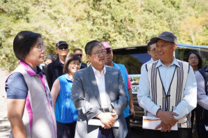 縣長楊文科偕同立法委員徐欣瑩、縣議員劉建民、尖石鄉長曾國大及部落族人現地會勘。