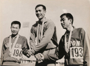 1966年吳阿民（中）於曼谷亞運頒獎典禮。