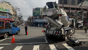 台中后里預拌車右轉與直行機車碰撞，造成機車乘客當場死亡，肇事原因待查。（圖/警方提供）