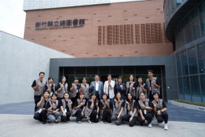 縣長楊文科與總圖館員。