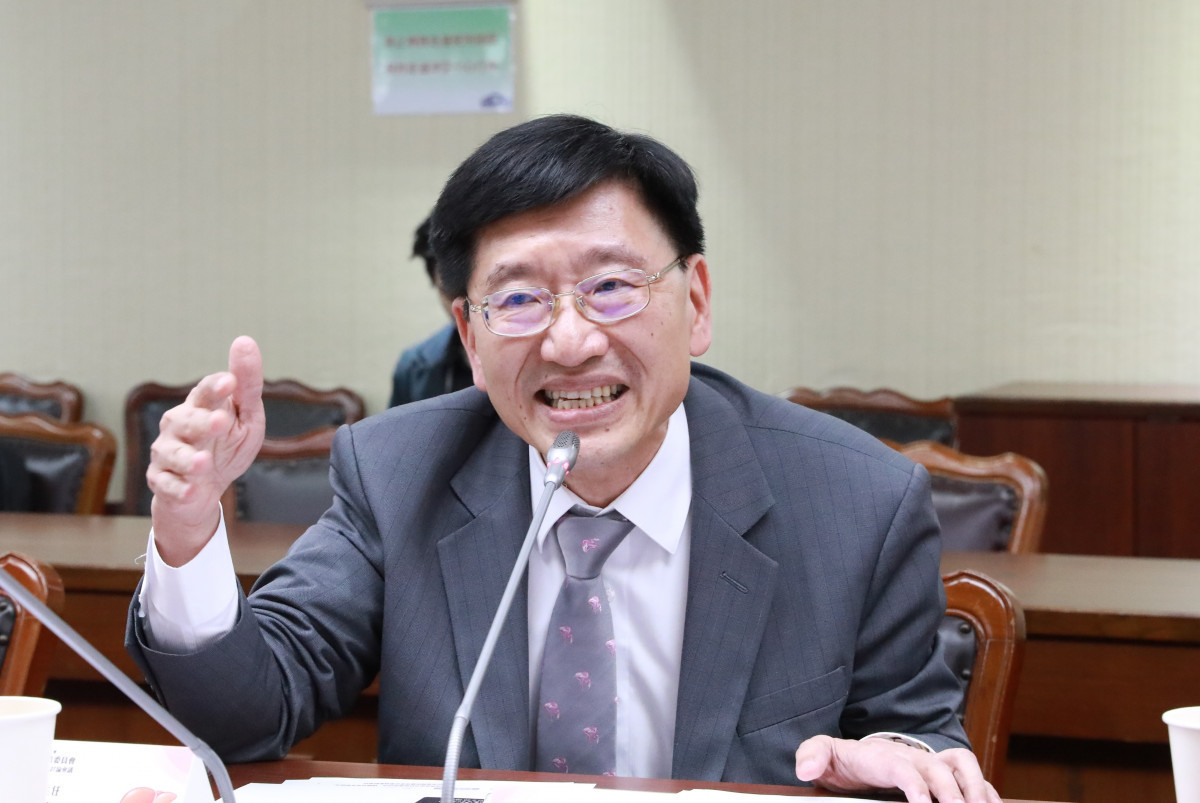 臺北榮民總醫院醫學研究部主任黃怡翔指出，B肝治療條件應持續接軌國際，依停藥前檢測結果及復發風險提供彈性持續用藥選擇，降低停藥後復發風險。