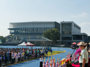 東海大學71週年校慶運動會登場，總經費7.5億元的楊瑞祥綜合活動大樓矗立運動場旁，成為師生關注焦點。（圖/東海大學）