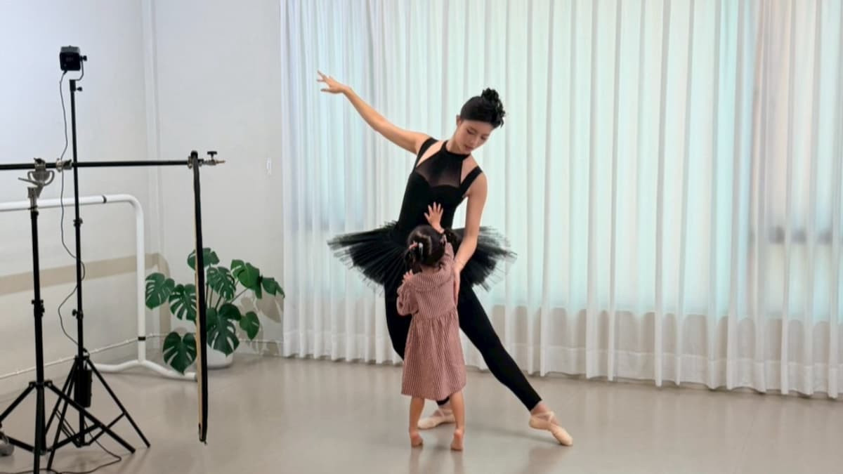 吳采容帶著女兒一同拍攝塑身衣廣告，留下溫馨的芭蕾畫面。（圖／業者提供）