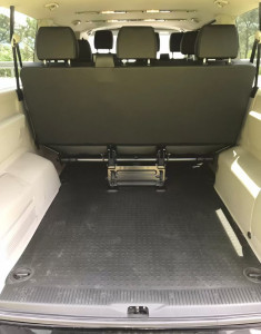 機場桃小巴選用具備寬敞行李廂空間的車型服務，提升旅客搭乘便利性及服務品質。