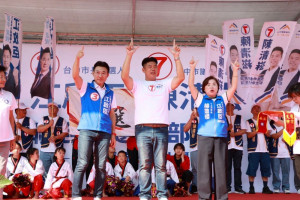 力挺基層，台中市長候選人江啟臣授旗陳清崧進軍議會，強調候選人全力以赴的承擔，認真打拚替大家服務。(圖/江啟臣服務處)