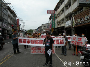 大里美群路居民抗議下水道工程。林重鎣攝