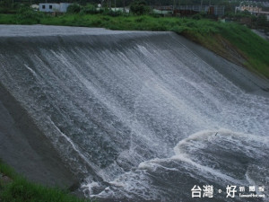 大甲區水美溪「溪底洞」，具有全國唯一火車從溪底通行建設，又
有涓涓流水的小瀑布，環境優美，值得開發為公園，增進地方休閒觀光。（記者陳榮昌攝）