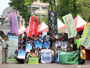 把公民團體搬進校園，中正大學學生會舉辦公民參與市集