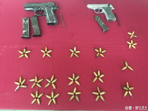 警方查獲王姓嫌犯涉嫌非法持有制式、改造手槍各一枝、子彈八十二顆，以及第一級毒品海洛因。（記者黃玉鼎攝）