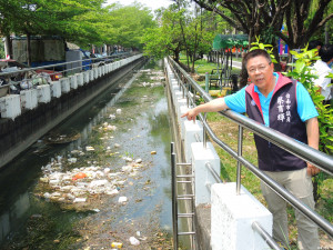 新營美術園區內綠川嘉南水圳垃圾漂浮，新營市民怨聲四起，市議員蔡育輝昨邀相關單位會勘。