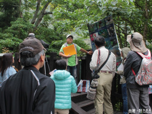 中華野鳥學會資深鳥類解說員，為民眾解說大雪山林道上豐富多元的鳥類。（圖／東勢林區管理處提供）