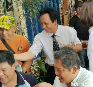 新科黨部主委廖丁賜當選後向支持黨員致意